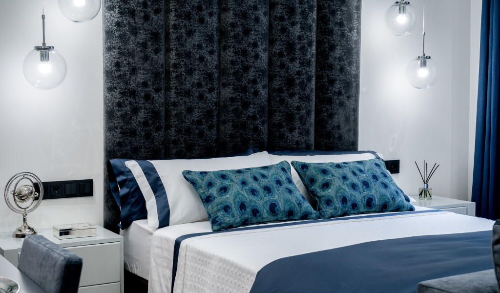 cama y decoración habitación azul