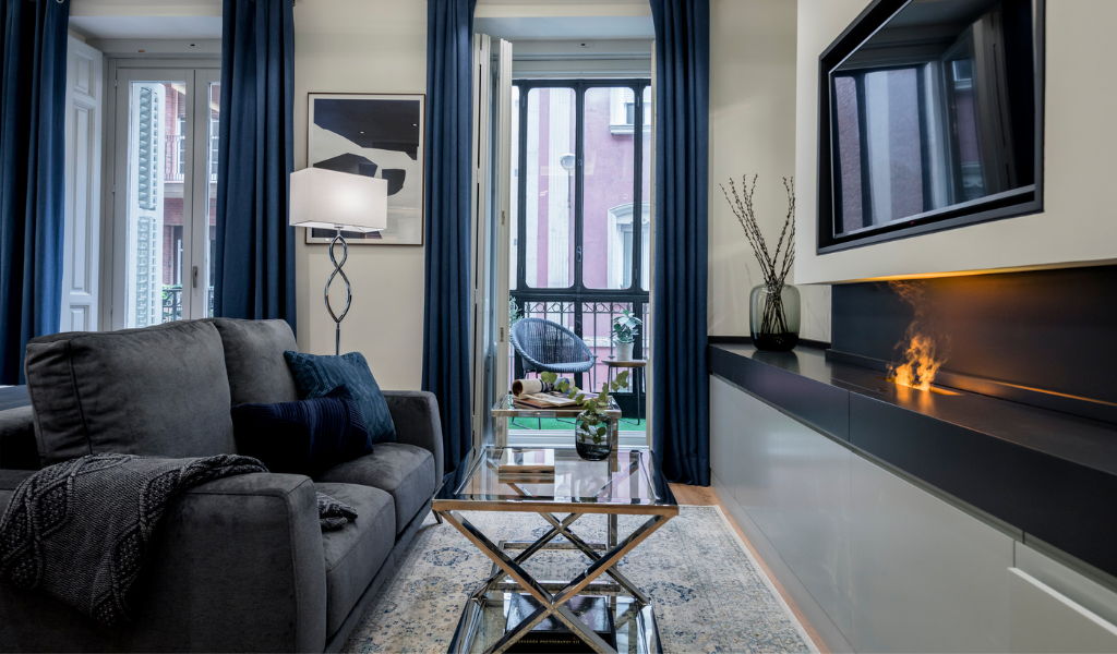 sofá y terraza habitación azul