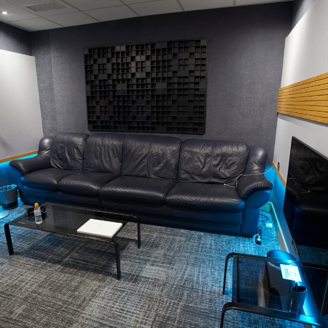 Estudio-Media-Sound-sala-2-sofa